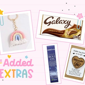 Pu&ograve; includere: Un cesto regalo con un portachiavi arcobaleno, una tavoletta di cioccolato con la scritta "Galaxy Smooth Milk 100g", una bottiglietta di roll-on alla lavanda con la scritta "DermaV10 Lavender Roll On", e un biglietto di legno con la scritta "A little hug from me to you" con un piccolo cuore di legno che dice "Little Pocket Hug".