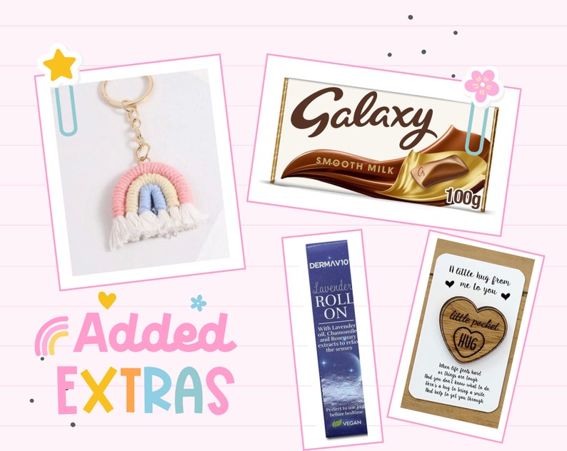 Pu&ograve; includere: Un cesto regalo con un portachiavi arcobaleno, una tavoletta di cioccolato con la scritta "Galaxy Smooth Milk 100g", una bottiglietta di roll-on alla lavanda con la scritta "DermaV10 Lavender Roll On", e un biglietto di legno con la scritta "A little hug from me to you" con un piccolo cuore di legno che dice "Little Pocket Hug".