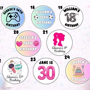 K&ouml;nnte beinhalten: Eine Sammlung von acht runden Aufklebern mit verschiedenen Geburtstagsmotiven. Die Designs umfassen einen Gaming-Controller, Fu&szlig;b&auml;lle, silberne Luftballons, ein rosa Herz, eine Discokugel, eine Silhouette, ein Mikrofon und eine Geburtstagstorte.