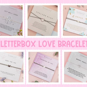 Pu&ograve; includere: Sei diversi braccialetti d'amore da cassetta postale con messaggi e ciondoli vari. I braccialetti sono su carte con sfondo rosa e disegni floreali. I messaggi includono "Get Well Soon", "Feeling Blue", "Brave", "Here For You", "Thinking Of You" e "Worry Angel".