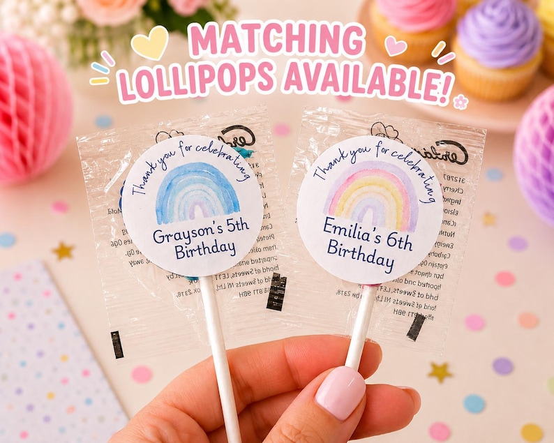 K&ouml;nnte beinhalten: Zwei runde Lutscherverpackungen mit Aquarell-Regenbogenillustrationen und Text. Einer lautet Thank you for celebrating Grayson's 5th Birthday, der andere Thank you for celebrating Emilia's 6th Birthday. Der Text Matching lollipops available steht dar&uuml;ber.
