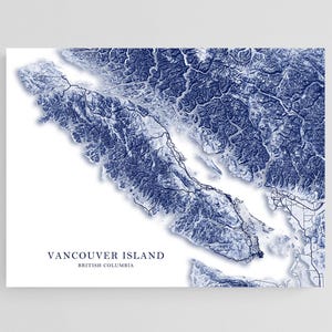 Peut inclure: Une carte topographique détaillée de l'île de Vancouver, en Colombie-Britannique, en nuances de bleu et de blanc. La carte met en évidence le terrain montagneux de l'île et les cours d'eau environnants. Le texte "VANCOUVER ISLAND BRITISH COLUMBIA" est affiché en bas.