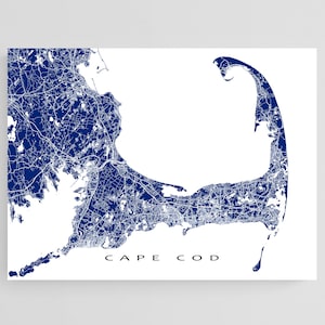 Könnte beinhalten: Ein weißer, rechteckiger Druck mit einer detaillierten blauen Karte von Cape Cod. Die Karte zeigt Straßen und Wasserwege. Die Worte "CAPE COD" sind darunter gedruckt.