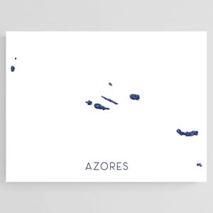 Peut inclure: Impression rectangulaire blanche avec une carte bleu marine des îles des Açores. Le mot "AZORES" est imprimé en bleu marine en dessous. La carte représente la forme et l'emplacement des îles.