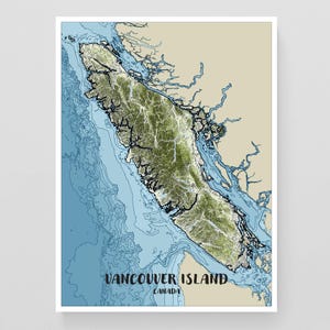 Peut inclure: Une impression encadrée de la carte de l'île de Vancouver, au Canada. La carte présente une vue topographique détaillée de l'île en nuances de vert et de brun, entourée de profondeurs océaniques bleues. Les mots "Vancouver Island Canada" sont imprimés en bas.