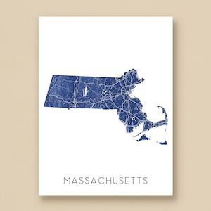 Könnte beinhalten: Eine blau-weiße Karte von Massachusetts, mit der Umrisslinie des Staates und dem Straßennetz. Das Wort "MASSACHUSETTS" ist in einer einfachen Schriftart am unteren Bildrand gedruckt. Die Karte ist vor einem weißen Hintergrund.