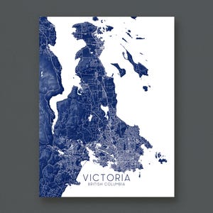 Könnte beinhalten: Ein marineblau-weißer Kartendruck von Victoria, British Columbia. Die Karte zeigt das Layout der Stadt mit detaillierten Straßen und geografischen Merkmalen. Der Text "VICTORIA BRITISH COLUMBIA" ist in einer modernen Schrift gedruckt.