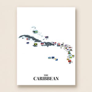 Könnte beinhalten: Ein vertikaler Wandkunstdruck mit einer dunkelgrauen Karte der Karibikinseln vor einem rein weißen Hintergrund. Kleine, farbenfrohe Nationalflaggen sind über jedem Inselgebiet platziert. Der Text THE CARIBBEAN ist in Schwarz gedruckt.