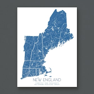 Könnte beinhalten: Ein blau-weißer Kartendruck von Neuengland, einschließlich Connecticut, Maine, Massachusetts, New Hampshire, Rhode Island und Vermont. Die Karte zeigt die Topographie und das Straßennetz der Region. Die Worte "New England" sind unten aufgedruckt.