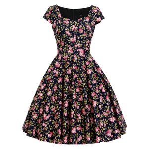 K&ouml;nnte beinhalten: Ein knielanges, marineblaues Kleid mit einem Blumenmuster aus rosa Rosen und gr&uuml;nen Bl&auml;ttern. Das Kleidungsst&uuml;ck hat einen eckigen Ausschnitt, kurze &Auml;rmel, ein eng anliegendes Oberteil und einen weiten, gefalteten Rock ab der Taille.