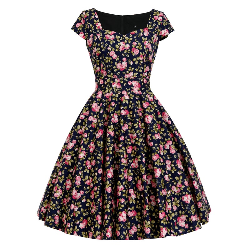 K&ouml;nnte beinhalten: Ein knielanges, marineblaues Kleid mit einem Blumenmuster aus rosa Rosen und gr&uuml;nen Bl&auml;ttern. Das Kleidungsst&uuml;ck hat einen eckigen Ausschnitt, kurze &Auml;rmel, ein eng anliegendes Oberteil und einen weiten, gefalteten Rock ab der Taille.
