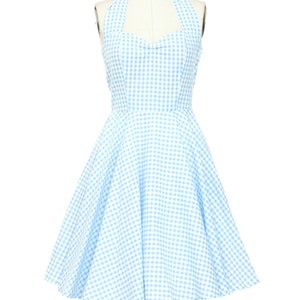 K&ouml;nnte beinhalten: Hellblau-wei&szlig;es Gingham-Halterkleid auf einer Schaufensterpuppe. Das Kleid hat ein figurbetontes Oberteil, einen Sweetheart-Ausschnitt und einen ausgestellten Rock. Am R&uuml;cken des Halses befindet sich eine Schleife. Das Kleid ist ein klassischer, vintage-inspirierter Stil.