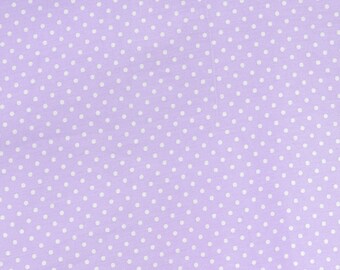 Puede incluir: Primer plano de una tela lavanda con un patrón repetido de pequeños lunares blancos espaciados uniformemente. La tela tiene un aspecto suave y mate, y los lunares son consistentes en tamaño y forma. El efecto general es un diseño clásico y juguetón.
