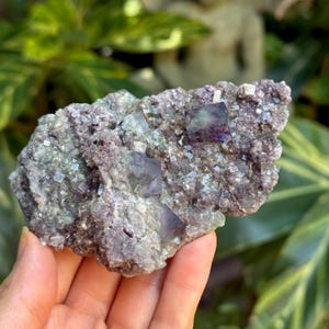 Namibisch fluorietkristal met kwarts 230 gm, Namibië, okorusumijn, minerale exemplaren, helende kristallen, meditatiestenen, altaarstenen