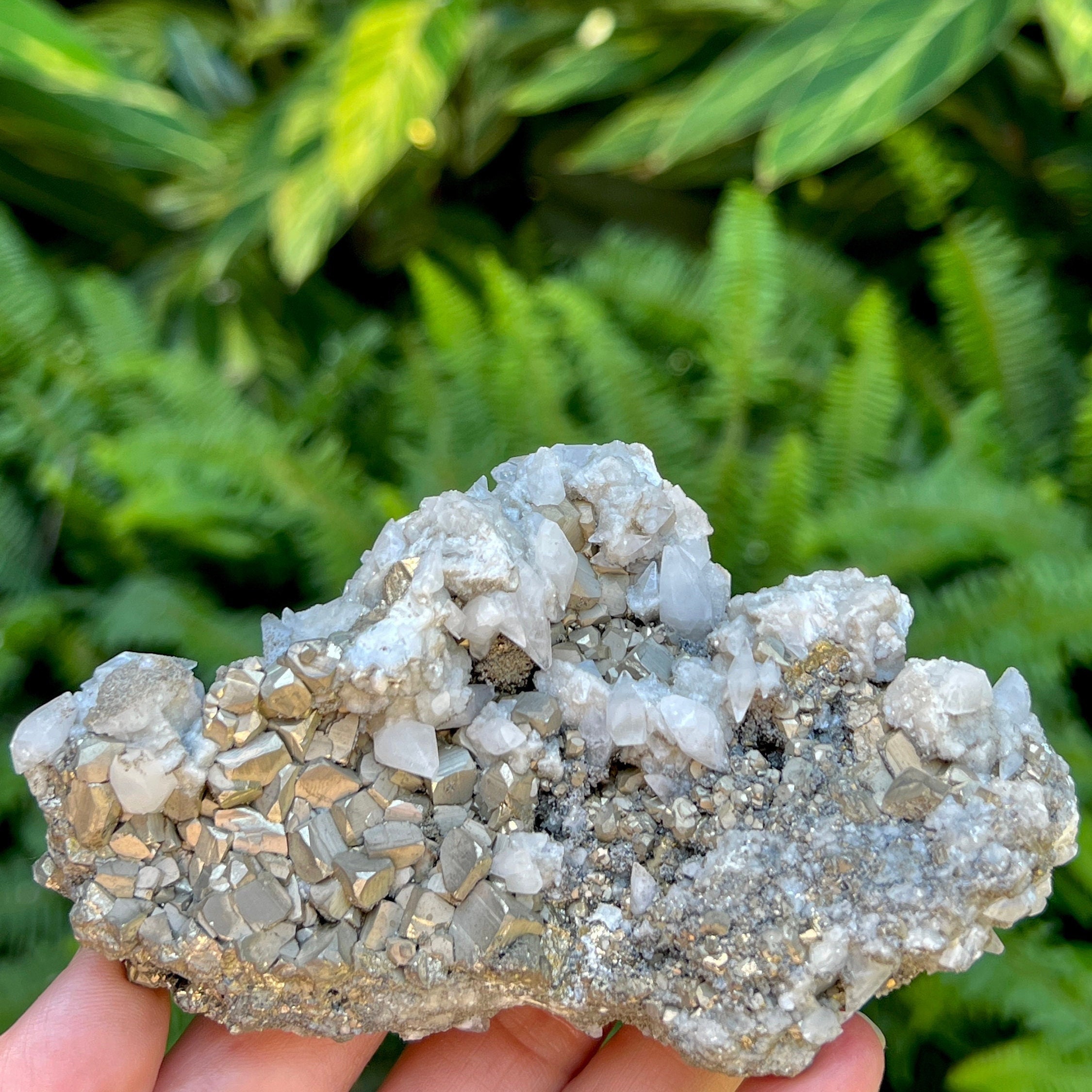 方解石と黄金の黄鉄鉱の結晶 352 グラム、ペルー、蛍光、鉱物標本