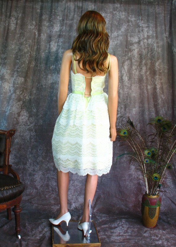 Vintage 1960s White Lace Overlay Cocktail Dress G… - image 5