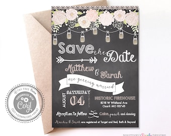 Pode incluir: Um anúncio de guardar a data em um quadro-negro com um design floral e luzes de jarros de pedreiro. O texto diz "Save the Date" com os nomes "Matthew & Sarah" e a data "August 04, 2015". O anúncio também inclui a localização "Historic Firehouse" e o endereço "8018 W Whitland Ave, Ozark MO 83745".