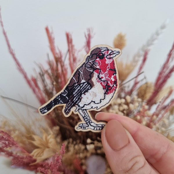 Robin Wooden Pin, Robin Red Breast Printed Birch Plywood Printed Decoration, Robin Printed Wooden Brooch, Robin Free Motion Design, 5cm