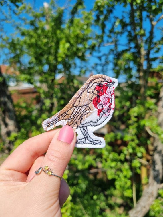 Robin brooch deals