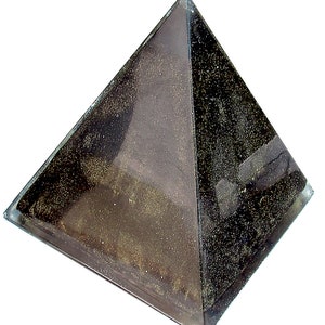 Puede incluir: Una pirámide de vidrio transparente con un interior gris oscuro lleno de pequeñas partículas doradas brillantes.