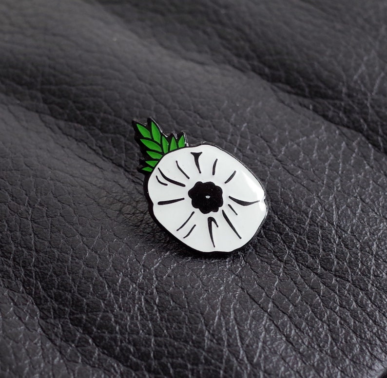 remembrance pin badge 2020 Peace Lest we forget White poppy anti-war