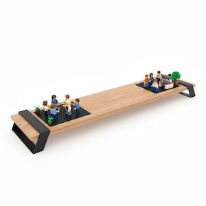 Pode incluir: Uma prateleira longa de madeira com suportes de metal preto nas extremidades. Duas placas de base Lego pretas s&atilde;o embutidas na madeira, cada uma com figuras de Lego e pequenas plantas. A prateleira &eacute; projetada para exibi&ccedil;&atilde;o.