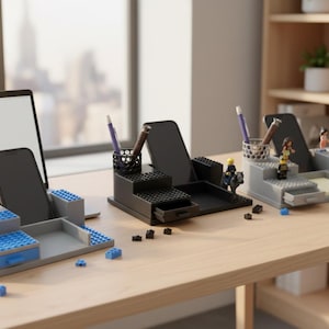 Pode incluir: Tr&ecirc;s organizadores de secret&aacute;ria em camadas constru&iacute;dos a partir de blocos de constru&ccedil;&atilde;o de pl&aacute;stico interligados. Cada unidade possui um suporte cil&iacute;ndrico para canetas, uma ranhura vertical para smartphone, uma pequena gaveta e uma superf&iacute;cie.