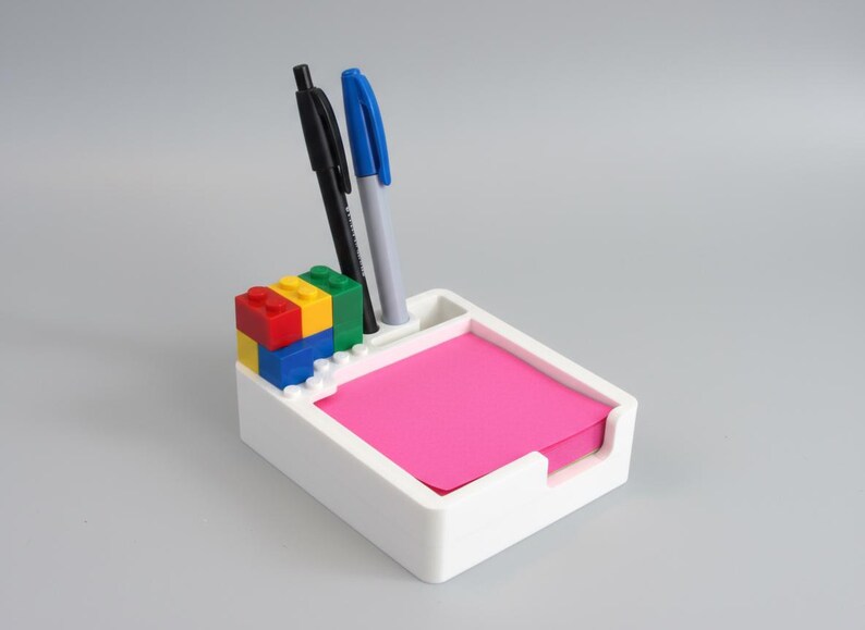 Personlig LEGO-kompatibel självhäftande anteckningsblock och pennhållare | 3×3 anteckningsfack, 2 pennhål på skrivbordet | Gåva för lärare till skolan Not Personalized