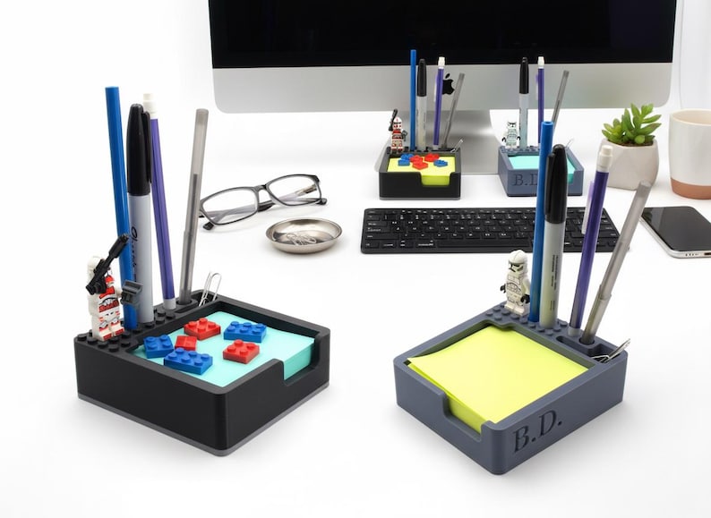 Personlig LEGO-kompatibel självhäftande anteckningsblock och pennhållare | 3×3 anteckningsfack, 2 pennhål på skrivbordet | Gåva för lärare till skolan bild 1