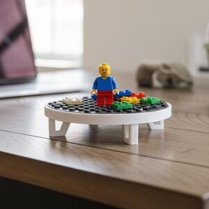 LEGO Minifig Display Base | 3D-printad rund stativ för klossscener och LEGO-bildisplay | Skrivbordsdekoration bild 2