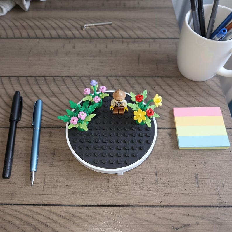 LEGO Minifig Display Base | 3D-printad rund stativ för klossscener och LEGO-bildisplay | Skrivbordsdekoration bild 6