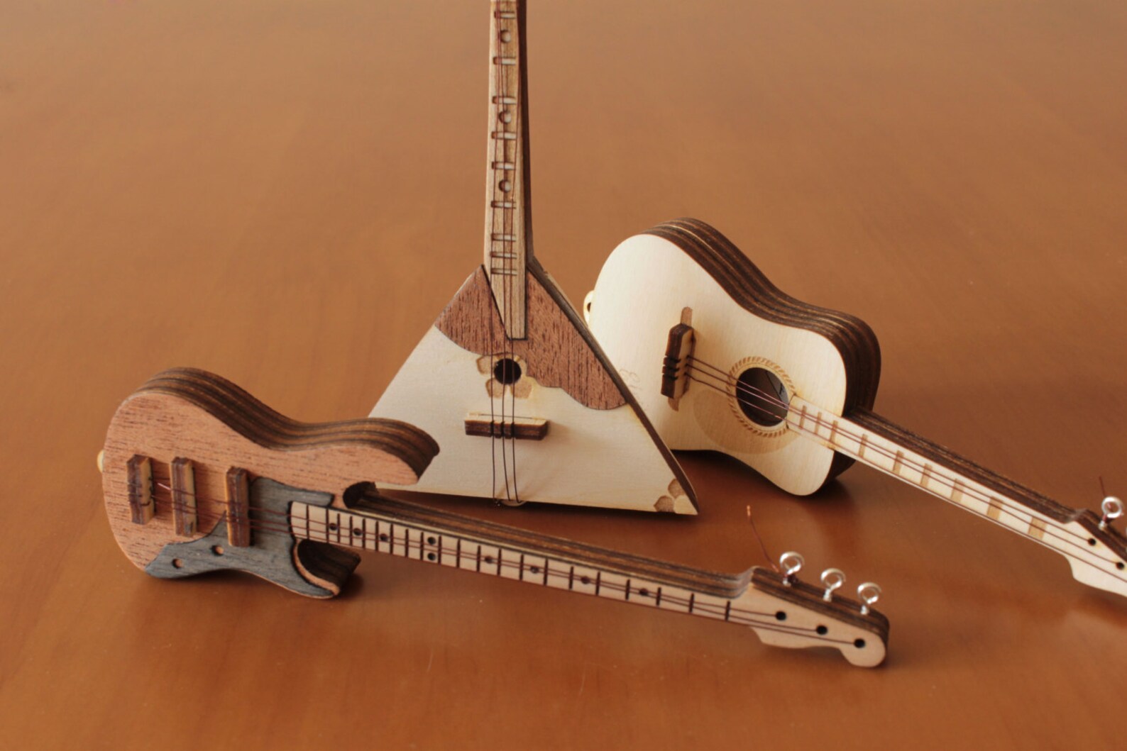 музыкальный инструмент трещотка пластинчатая малютка бр-тр-03. 3. гриф бас гитары. агого nino percussion nino561. гитара чаранго.