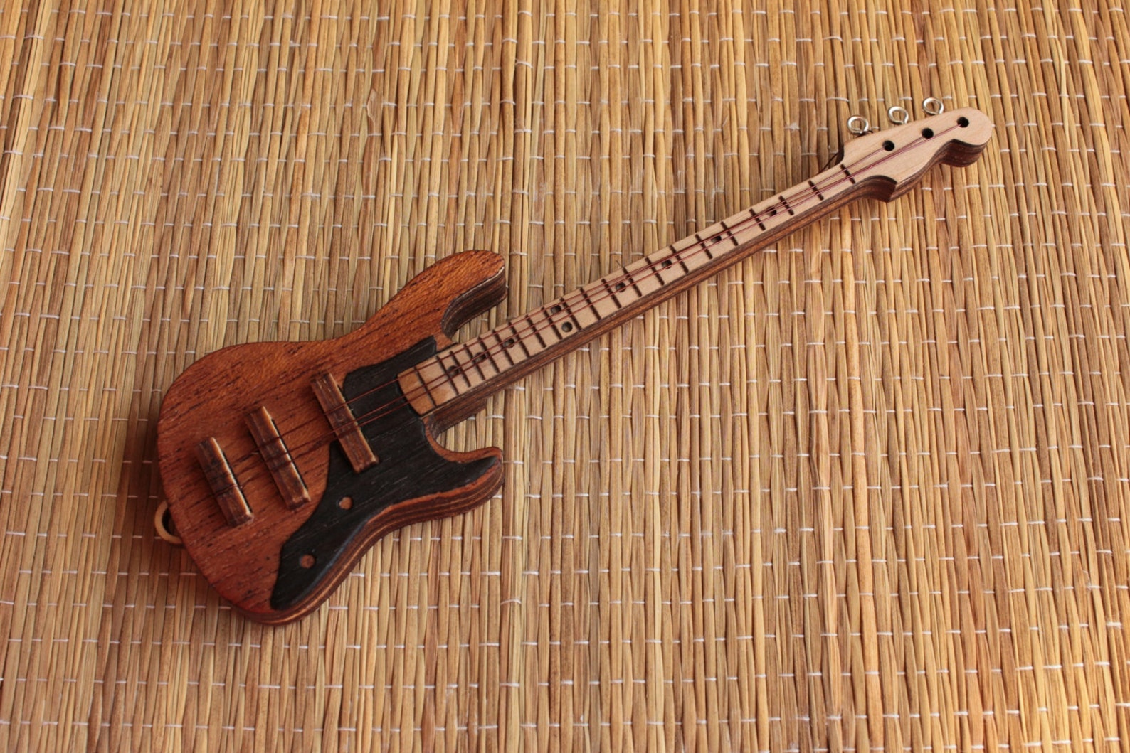 Restokki Miniatur Bass Gitarre - Schwarzes Holzmodell Mit Ständer