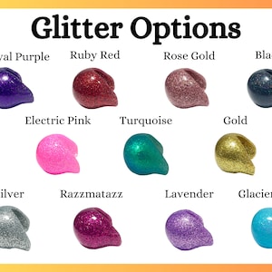Op de afbeelding: Afbeelding met glitter schedelvormige objecten in verschillende kleuren, waaronder Royal Purple, Ruby Red, Rose Gold en Black. Andere kleuren zijn Electric Pink, Turquoise, Gold, Silver, Razzmatazz, Lavender en Glacier Blue. De tekst bovenaan luidt "Glitter Options."