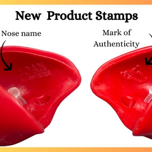 Op de afbeelding: Close-up van twee rode plastic productstempels. De tekst "New Product Stamps" staat bovenaan. E&eacute;n stempel heeft de tekst "JOAN" en de andere een klein ontwerp. De stempels zijn gelabeld met "Nose name" en "Mark of Authenticity".