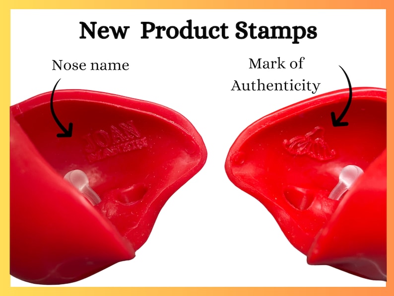 Op de afbeelding: Close-up van twee rode plastic productstempels. De tekst "New Product Stamps" staat bovenaan. E&eacute;n stempel heeft de tekst "JOAN" en de andere een klein ontwerp. De stempels zijn gelabeld met "Nose name" en "Mark of Authenticity".