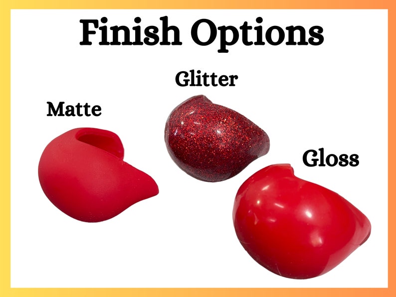 Op de afbeelding: Afbeelding met drie rode objecten met verschillende afwerkingen: mat, glitter en glans. De tekst "Finish Options" staat bovenaan. Het matte object is effen rood, het glitterobject is glinsterend rood en het glansobject heeft een glanzende rode afwerking.