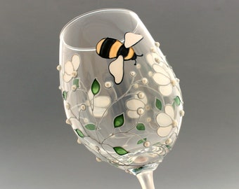 Bumblebee and Blossoms Gift Wine Glass, Personalised Happy Birthday Gift for Her, Bee and Spring Flowers Drinkink Glass, Hand Painted cup