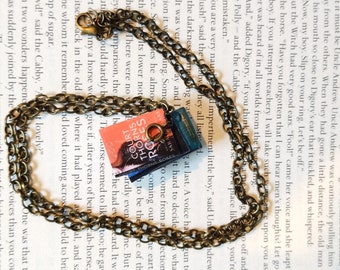 Naszyjnik z serii "Dwór cierni i róż" w formie minikoszyka, prezent książkowy od ACOTAR