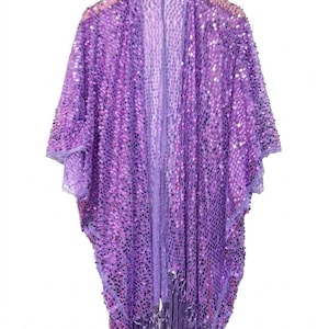 Könnte beinhalten: Eine leuchtend violette Kimono-Jacke mit offener Vorderseite, die mit schimmernden Pailletten besetzt ist. Das Kleidungsstück hat weite, lockere Ärmel und einen geraden Saum, der mit langen, dünnen violetten Fransen verziert ist.
