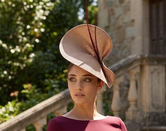 Sombrero para madrina de boda granate y beige - tocado de boda madre novia beige - tocado para boda con plumas - tocado invitada perfecta