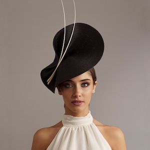 Coiffe noire et blanche pour invité de mariage, Coiffe de mariage de jour de demoiselle d'honneur noire élégante, Chapeaux et coiffes élégants, Coiffe noire élégante