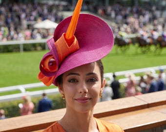 Bunter, fuchsiafarbener Hut für die Mutter der Braut mit orangefarbener Feder – Fascinators und Kopfbedeckungen für Hochzeitsgäste – orangefarbener Hut im Pferderennstil
