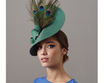 Coiffe de mariage verte avec plumes de paon, Coiffe d’invité de mariage verte, Coiffe verte de mère de la mariée, grand chapeau de course vert