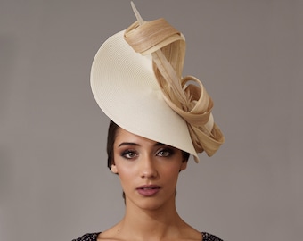 Elegant Woman derby fascinator Beige, off white Royal Ascot fascinator, groom mother hat beige, straw wedding hat ivory,Lady bow hat feather