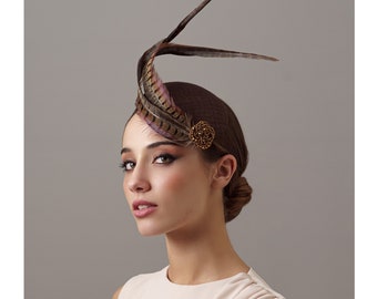 Coiffe de mariage marron élégante avec plumes pour marraine, Chapeau de mariage marron avec plumes, petite coiffe invité mariage, coiffure cocktail mariage