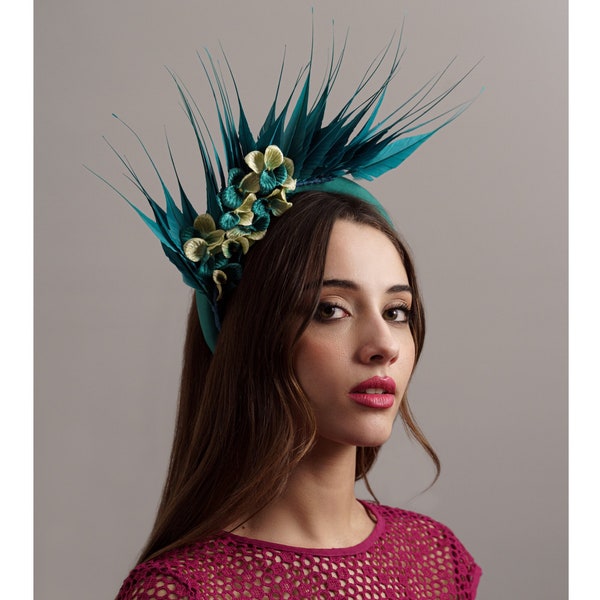 Coiffe invité mariage parfaite avec bandeau vert d'eau avec plumes et fleurs, Serre tête mariage vert, Coiffe invité mariage soirée avec plumes