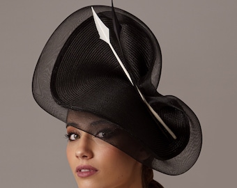 Svart fjäderfascinator för brudens mor - Snygg gästfascinator - Hattar och fascinatorer för ett morgonbröllop - Personliga fascinatorer