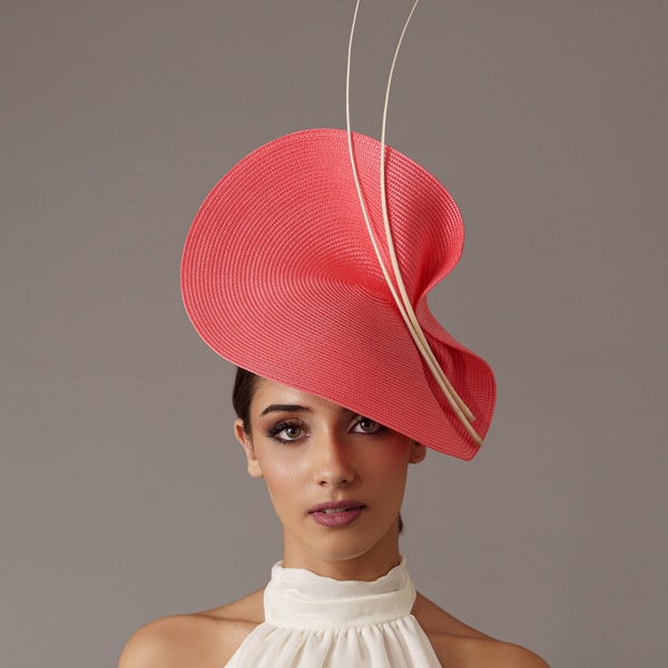 Coiffe de demoiselle d'honneur corail et blanc, coiffure de mariage corail, coiffure d'invité parfaite, pamela corail, coiffe rose et blanche, coiffure mère mariée