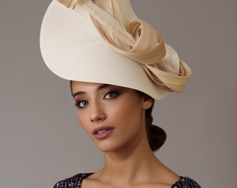 Elegant beige fascinator för brudens mor - Perfekt elfenbensgästhatt för bröllop - Bröllopsfascinator med fjädrar och rosett - Personlig fascinator